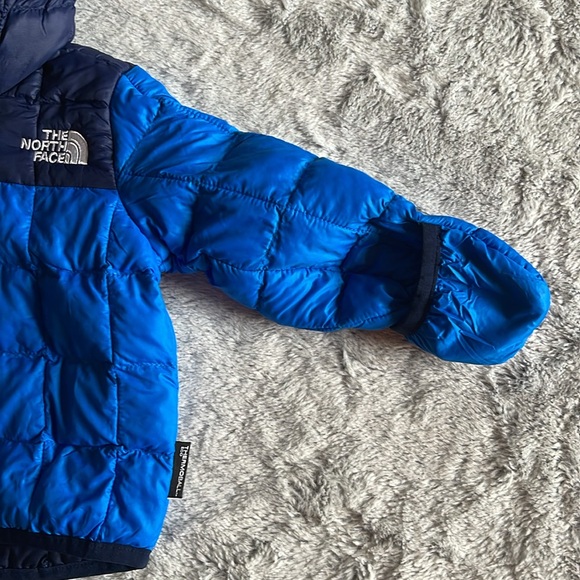 North Face Infant Thermoball Puffer Jacket SZ  3-6M  navy royal - Picture 4 of 5